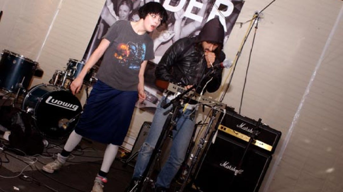 Crystal castles 3. Crystal castles kept. crystal castles concrete. crystal castles kept перевод.