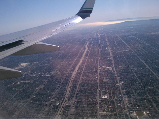 la plane flying travel