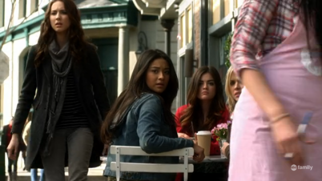 whos the extra who walked in to this shot
