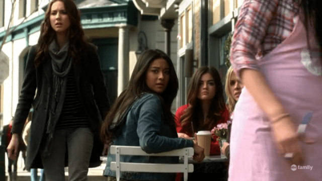 whos the extra who walked in to this shot