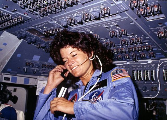 800px-Sally_Ride,_America's_first_woman_astronaut_communitcates_with_ground_controllers_from_the_flight_deck_-_NARA_-_541940