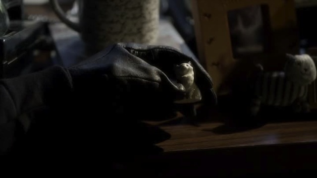gloves make everything scarier except this scene