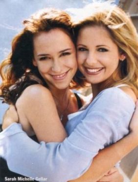 sarah michelle gellar with jennifer love hewitt on the set of "i know what you did last summer"