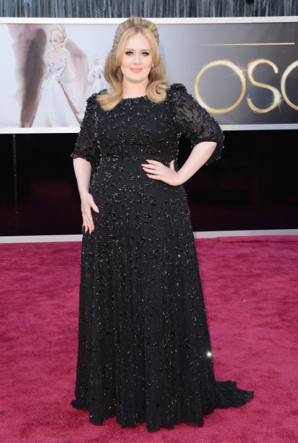 ADELE IS WEARING THE SAME THING SHE ALWAYS WEAR BUT SHE STILL LOOKS AMAZING!