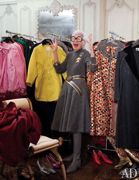 item8.rendition.slideshowWideVertical.iris-apfel-apartment-09-closet