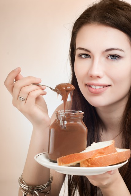 this girl kinda looks like jessica biel (yes/no/maybe?) and is eating nutella the way i like to do it, right out of the jar