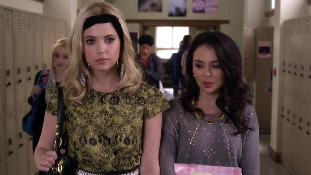 IS IT JUST ME OR IS MONA IS STARING DIRECTLY AT HANNA'S TITS?