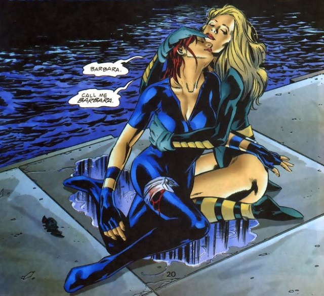 Black Canary having a totally heterosexual moment with Barbara Gordon in the comics