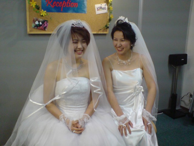 Otsuji (left) and her partner, Maki Kimura, at their wedding in 2007. via Roberto Maxwell/Flickr