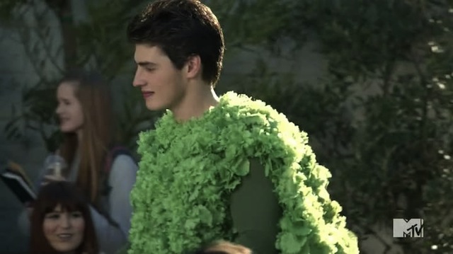 Now the lesbians will HAVE to like me, I'm COVERED IN KALE