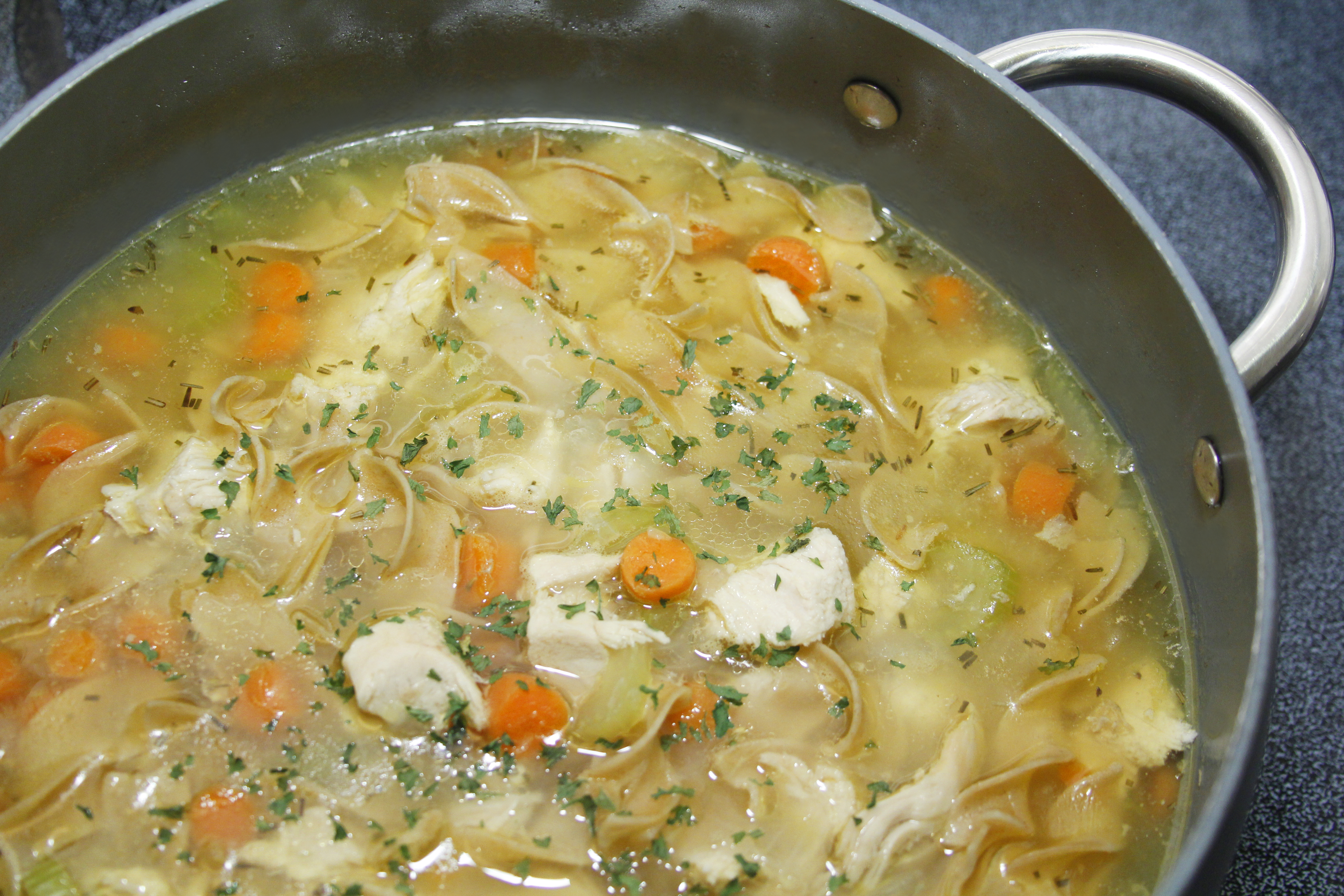 Суп мясо картошка морковь. Суп куриный вермишелевый. Для супа. Куриный суп в кастрюле. Суп с вермишелью и курицей.