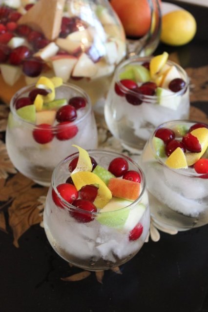 Sparking white cranberry sangria