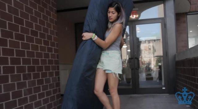 emma-sulkowicz-carries-mattress