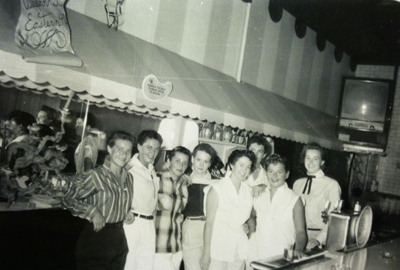 The Green Door on Lankershim Boulevard in North Hollywood, 1955. (via Remembering LA’s Earliest Lesbian Bars