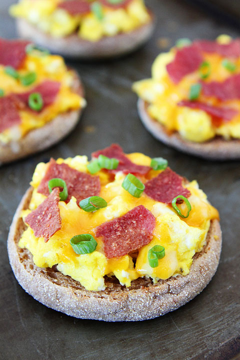 English-Muffin-Breakfast-Pizzas-1