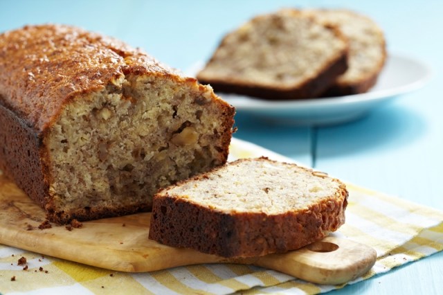 Pain aux bananes tranché avec des noix