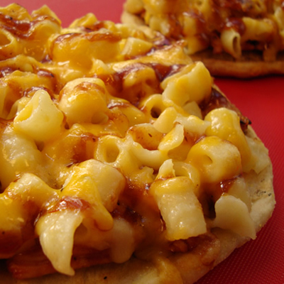 54f6b6d75b16d_-_bbq-chicken-mac-cheese-pizza-recipe-del0711-xl-57271165