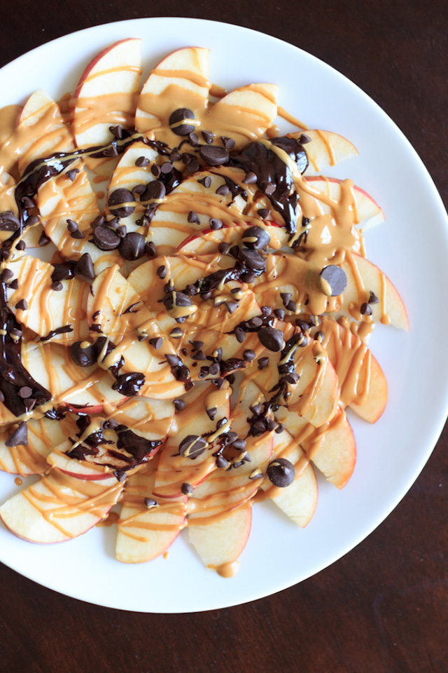 APPLE NACHOS WITH PEANUT BUTTER AND CHOCOLATE