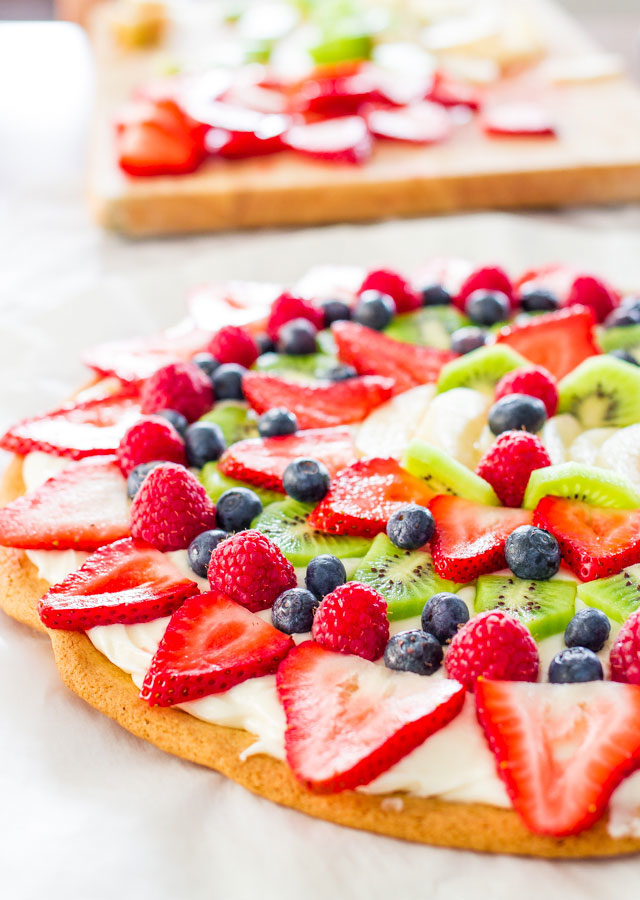 FRUIT PIZZA WITH CREAM CHEESE FROSTING