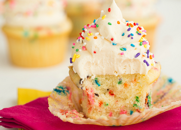 funfetti-cupcakes-44-600