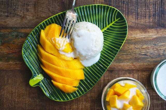 sweet-sticky-rice-with-coconut-and-mango
