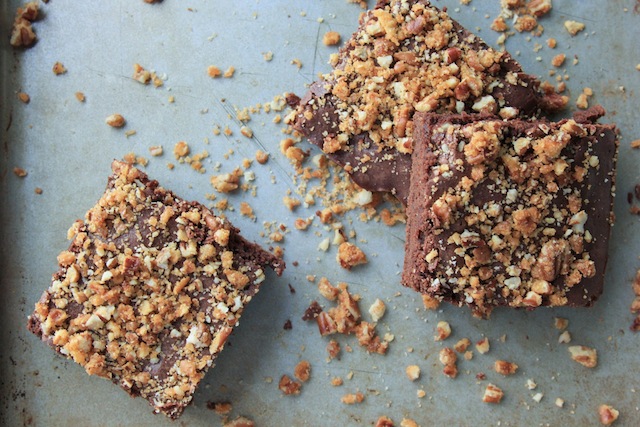 sriracha-pecan-brittle-brownies