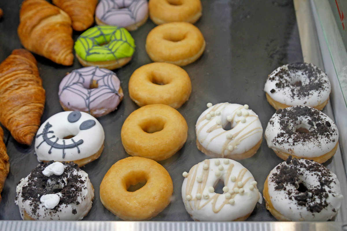 Halloween recipes: Lines of Halloween themed donuts