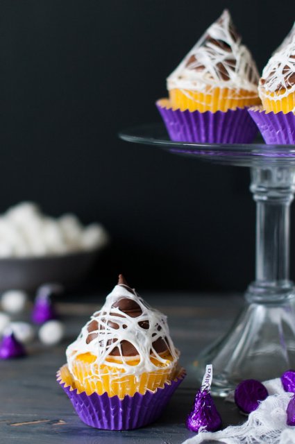 Kiss-Me-Marshmallow-Web-Cupcake-topper-1