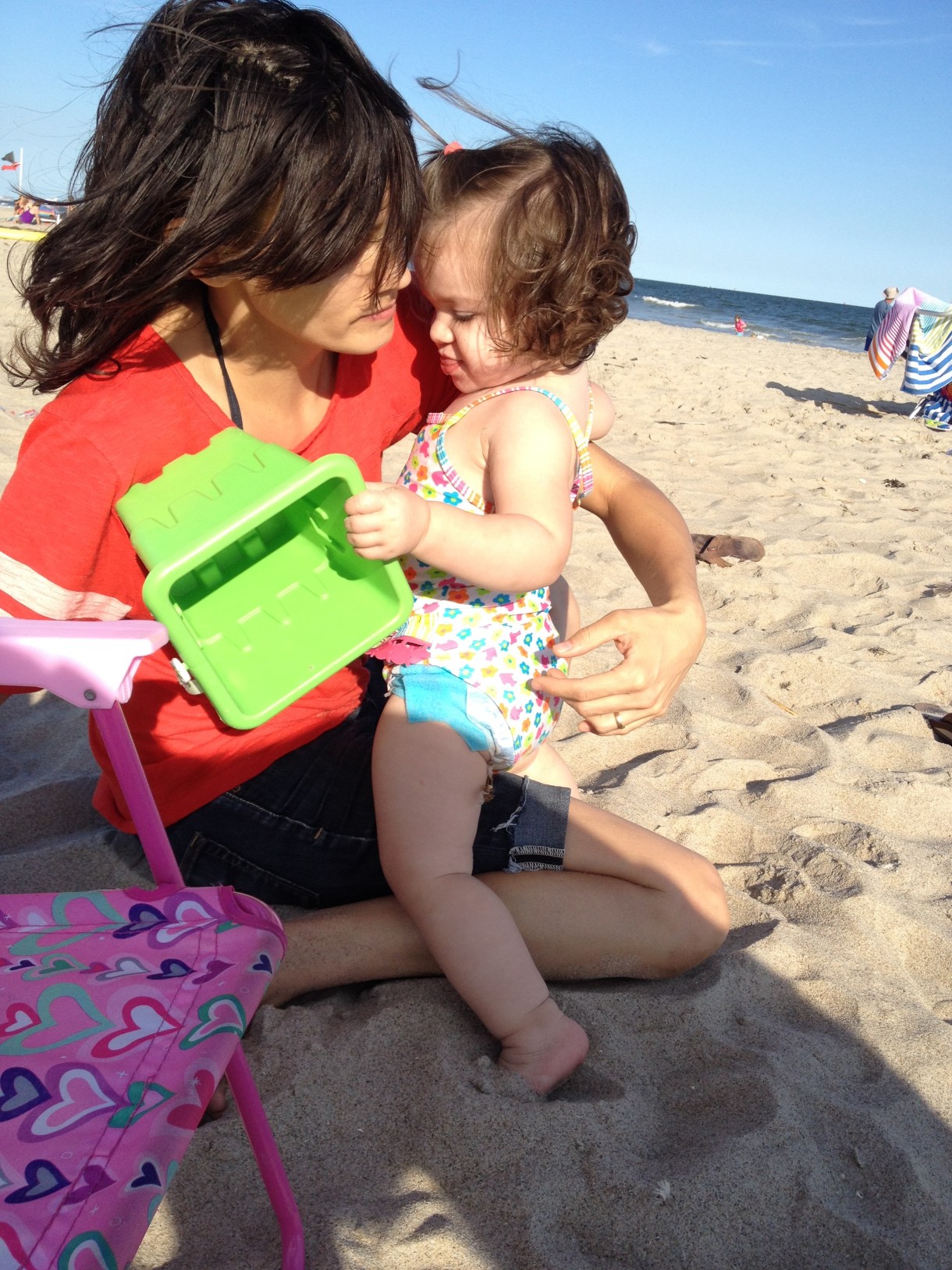 mom-ella-beach-02