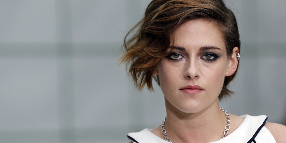 US actress Kristen Stewart poses prior to attend Chanel 2015 Haute Couture Spring-Summer collection fashion show on January 27, 2015 at the Grand Palais in Paris. AFP PHOTO / FRANCOIS GUILLOT (Photo credit should read FRANCOIS GUILLOT/AFP/Getty Images)