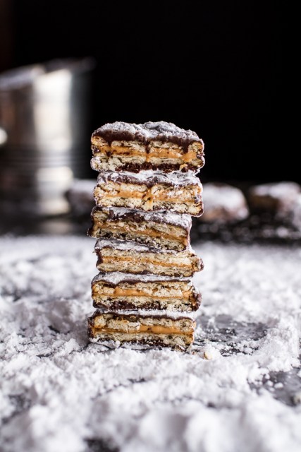 5-ingredient-puppy-chow-ritz-cracker-cookies