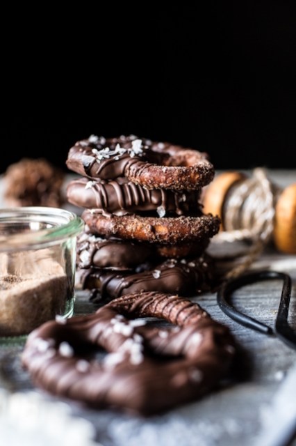 Chocolate-Covered-Cinnamon-Sugar-Pretzels-6