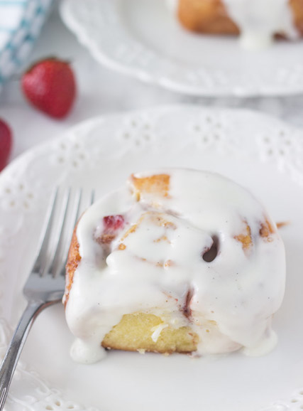 strawberry-cinnamon-rolls