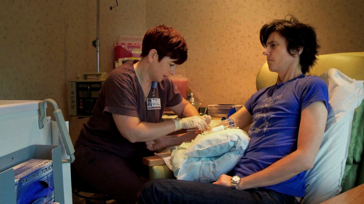 tig gets a shot at the hospital in her lesbian netflix documentary