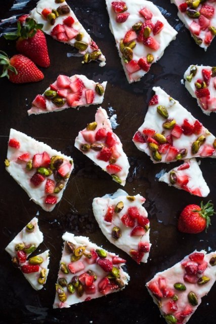 Strawberry and Pistachio Frozen Yogurt Bark