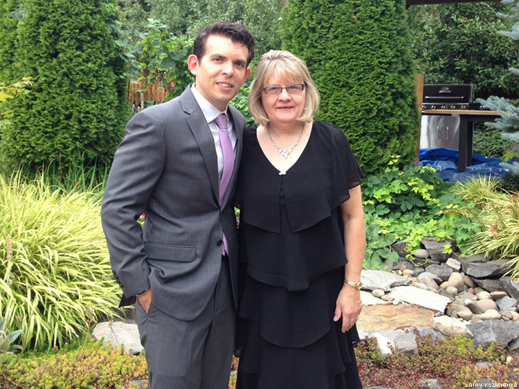 kathy-kozachenko-with-her-son-justin-at-a-family-wedding-in-2015-x750