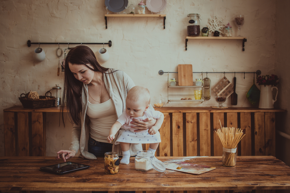 Оригинальный звук мама. Мать поёт колыбельную ребёнку. Оригинальный звук мама. Мама поет ребенку. Оригинальный звук мама.