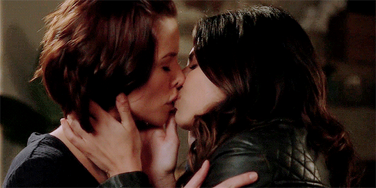 Lesbian kissing flash clips