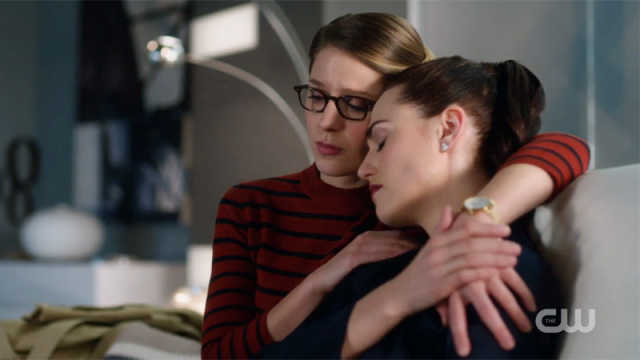 Kara has her arm around Lena