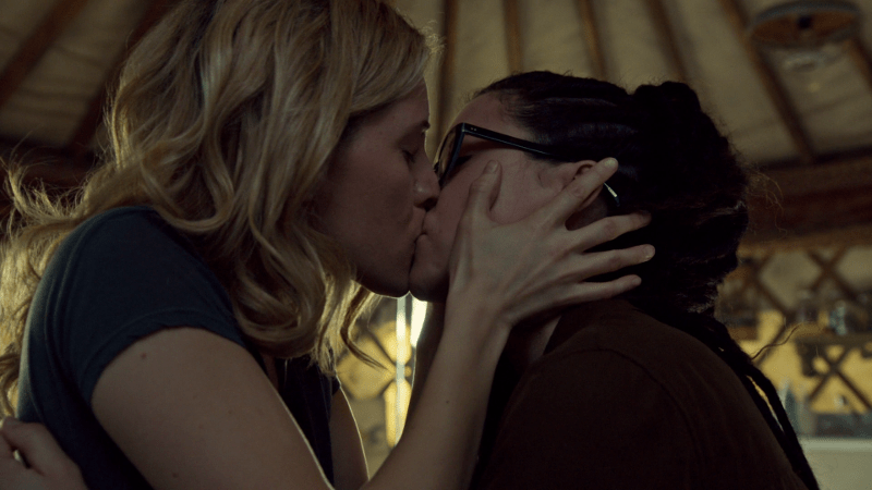 Delphine kisses Cosima and it's perfect