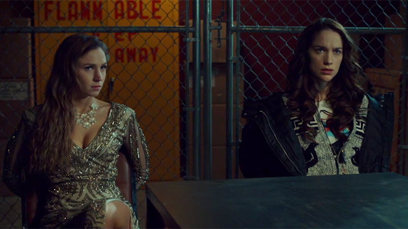 https://www.autostraddle.com/wp-content/uploads/2017/06/Wynonna-Earp-204-20-earp-sisters-hostage.png