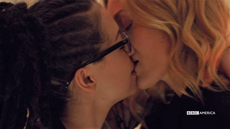 Cosima and Delphine kiss