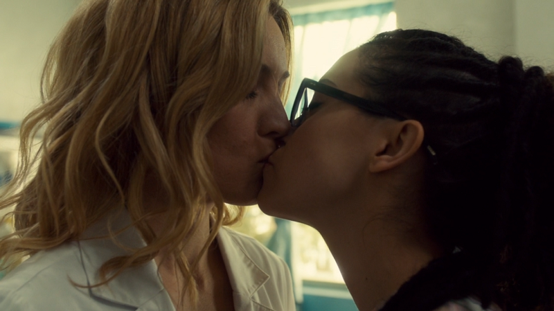 Delphine and Cosima kiss