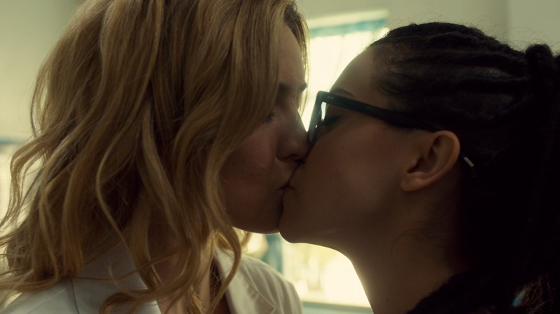 Delphine and Cosima are still kissing