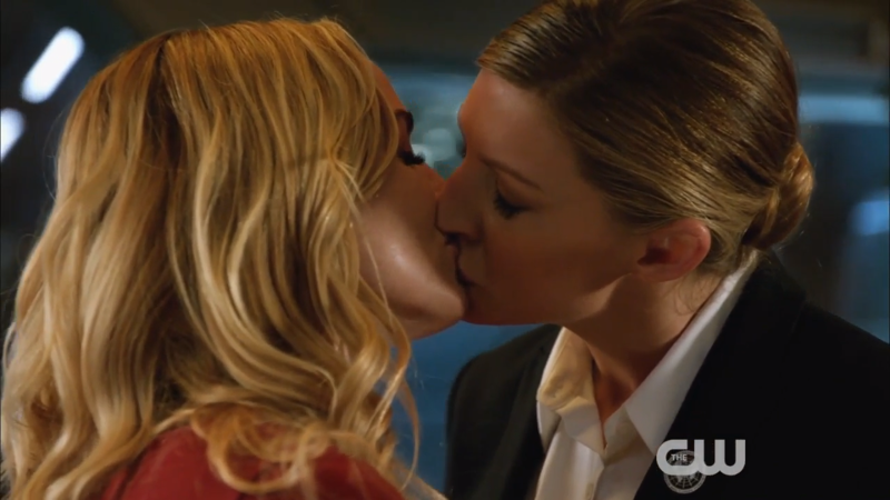 Sara and Ava kiss