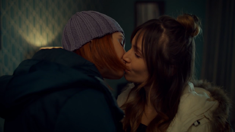Waverly and Nicole give each other yiddle kisses