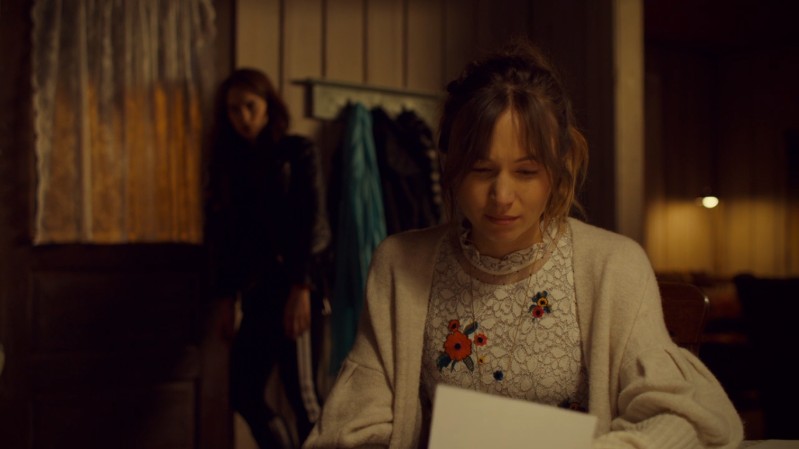 Waverly reads her note from Mama and cries