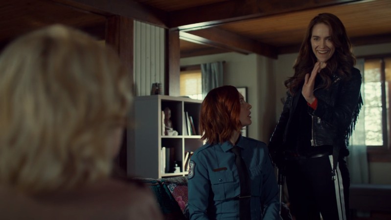 Nicole ONCE AGAIN leaves Wynonna's high-five hanging