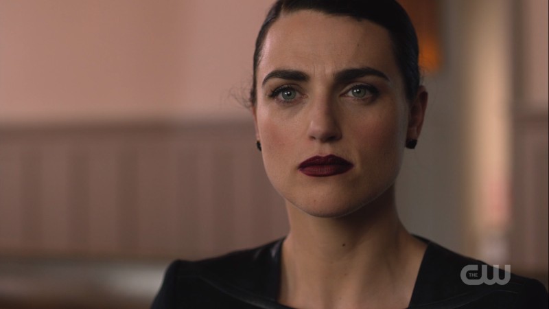 Lena's dark lipstick is TO DIE FOR 