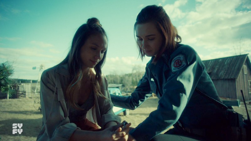 Waverly and nicole look at the ring being proffered